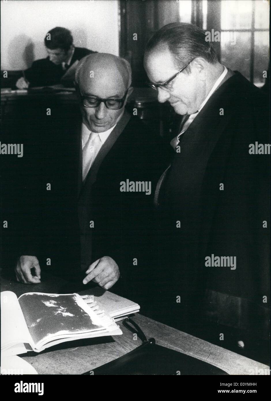 Ottobre 10, 1970 - Prova circa lo scandalo dell'arte il 2 ottobre 1970 il cosiddetto ''Mucki-trial'' ha avviato presso la Corte superiore di Monaco di Baviera. Gli imputati sono, Gilbert Maria Podmaniozky (56), un film direttore cinematografico emigrato da Hungaria , Egon Walter Bieler (65), un commerciante , la moquette-concessionario Cramer Axel von Clausbruch (42), l'ex attore e la successiva immagine - concessionario Geza Esterhazy (45), essi sono accusati di aver venduto non molto preziose foto - Copia per upstarts nella Repubblica federale di Germania a prezzi elevati e quindi di aver fatto un grande profitto Foto Stock