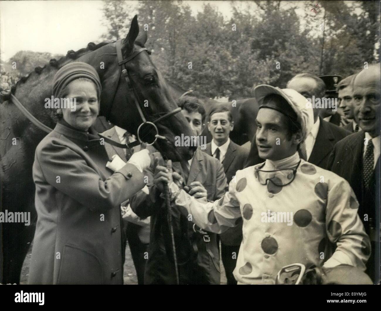 Ottobre 10, 1970 - Ecco una foto del cavallo che ha vinto la Longchamp cavallo di razza "assafras'' con il suo fantino Yves St-Martin e il suo proprietario La Sig.ra Arpad Plesch. Il prof. Heuss, il dott. A.H. Comton, e il dottor Carl J. Burckhardt Foto Stock