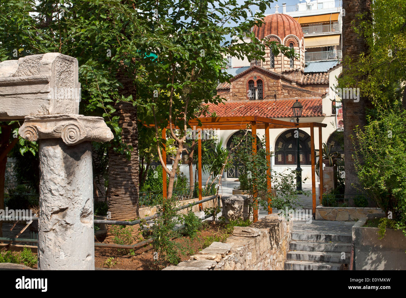 Resti di una colonna ionica nel quartiere di Plaka di Atene, Grecia Foto Stock