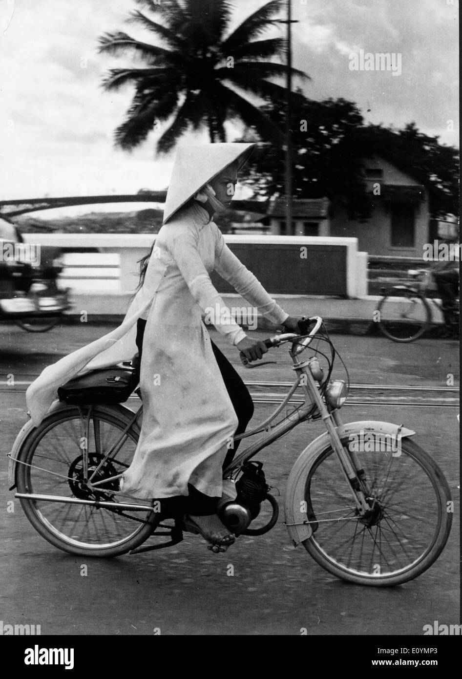 Ottobre 10, 1970 - a Saigon, Vietnam - Una donna vietnamita sulla sua bicicletta a Saigon, Vietnam. Negli anni cinquanta, gli Stati Uniti hanno cominciato a inviare truppe in Vietnam, durante il seguente periodo di 25 anni, la conseguente guerra potrebbe creare alcuni dei più forti tensioni nella storia degli Stati Uniti. Quasi 3 milioni di noi uomini e donne sono stati inviati a combattere per ciò che è stato una causa discutibili. In totale, si è stimato che oltre 2,5 milioni di persone su entrambi i lati sono stati uccisi. Foto Stock