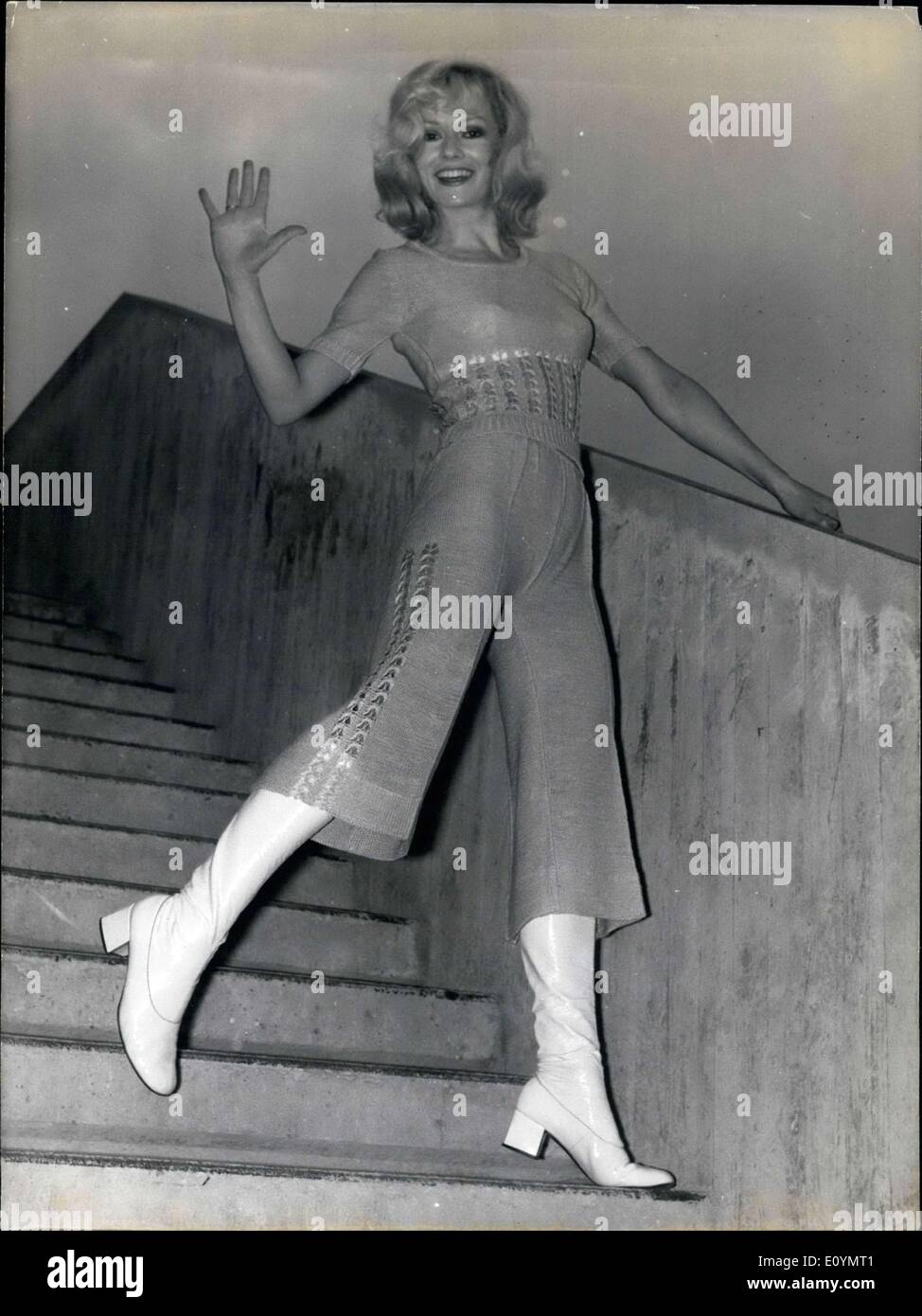 Ottobre 19, 1970 - Questo costume è uno dei disegni che viene presentato al ready-to-wear mostra che è attualmente presso la Porte de Versailles. I pantaloni sono accoppiati con il bianco stivali e un mini-maglione in lino. Foto Stock