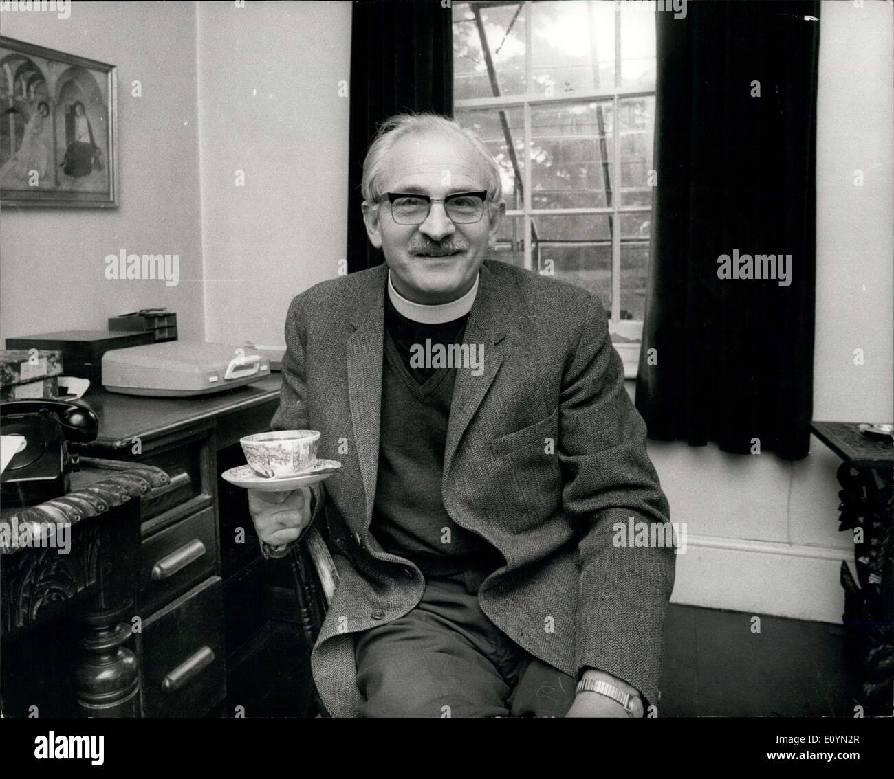 Nov. 10, 1970 - Vicario diffondere la fede e la margarina in TV.: il Rev. Ronald Stephens, 57, Vicario del paese Parigi di Stanstead Abbotts, Herts, sarà visto da milioni di telespettatori venerdì notte parlando di Dio e la margarina. Egli è uno di più persone, comprese le Dame Anna Neagle, che hanno preso parte a una serie di spot pubblicitari per la banda blu per essere visto su London Weekend Southren e televisione. Egli ha detto ieri egli ha auspicato che confessando egli ''piuttosto ama'' il prodotto in 45-secondo annuncio, egli è in grado di diffondere il Vangelo come pure la margarina ales Foto Stock