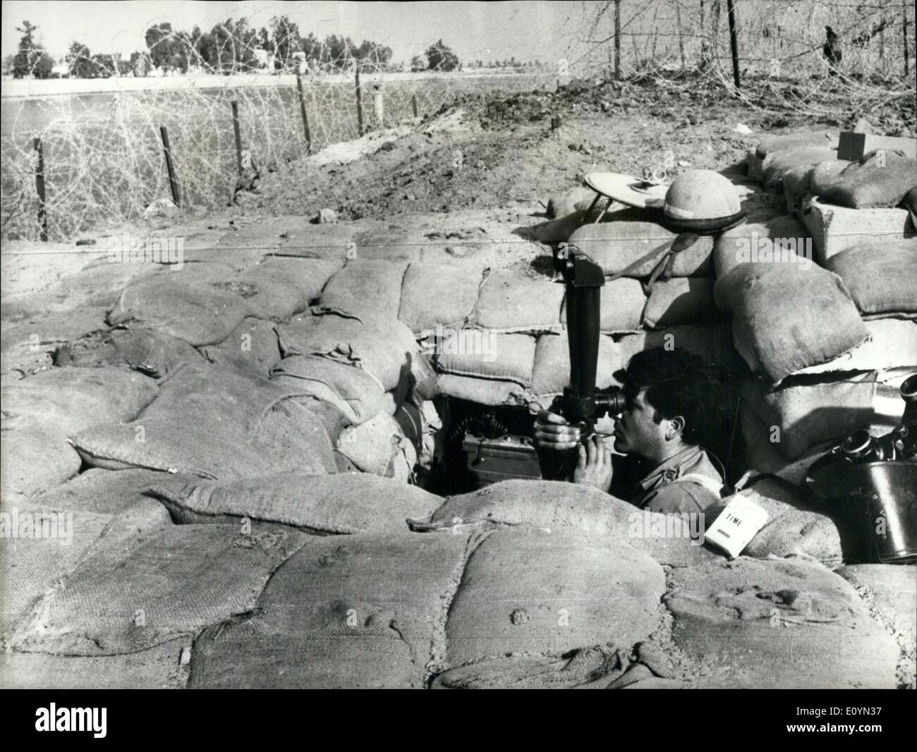 Nov. 11, 1970 - tutto tranquillo sul fronte di Suez. Anche se vi è un cessate il fuoco, un avviso watch è mantenuta da parte delle forze israeliane, come si vede dal soldato nel suo bunker in avanti. Foto Stock