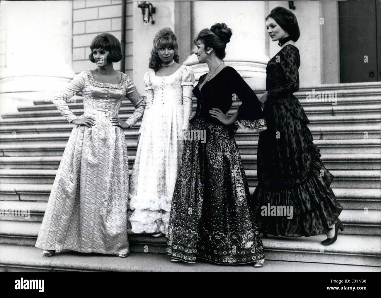 Nov. 11, 1970 - Mostra del Costume bavarese a Monaco di Baviera: di fronte al teatro dell'opera bavarese il fotografo ha incontrato questi quattro giovani donne. Tutti i modelli provenienti da Monaco di Baviera (Germania), presente l'ultima moda di un negozio speciale per la bavarese e costumi tradizionali. La foto mostra da sinistra a destra: Dora indossa una lunga serata 'Dirndl'' (bavarese costume nazionale) in un rosso lampone brocade chiamato 'Dorothee'' Conny indossa un lungo grembiule blu di lana che può essere lavato rifinito con pizzo beige; esso è chiamato ''Cristallina'' Foto Stock