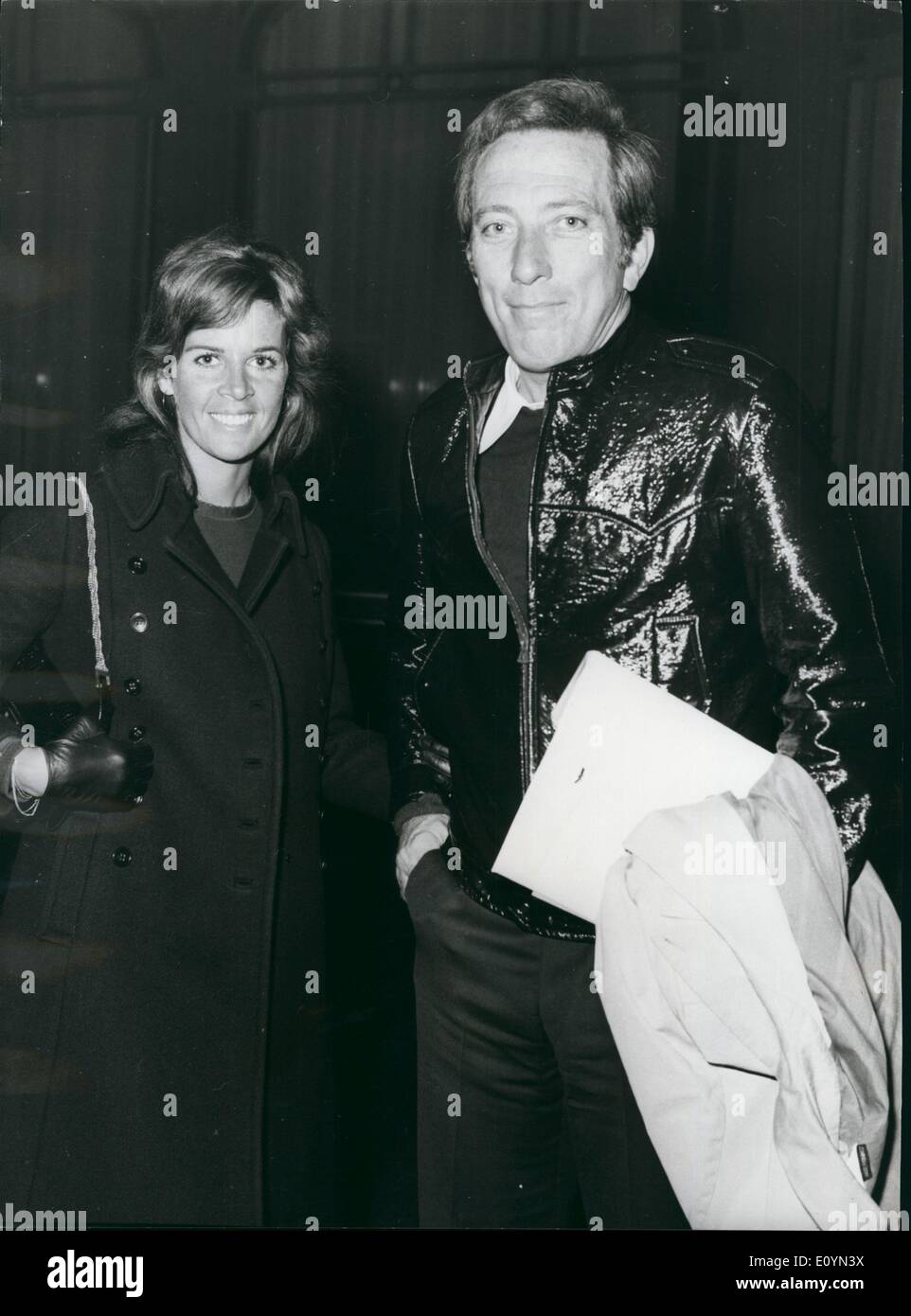 Nov. 11, 1970 - separati ma pals.: Andy Williams, noi cantando star, arrivati a Londra con il suo francese nato moglie, Claudine Longet. Il loro matrimonio si è rotto fino a 6 mesi fa dopo essere stato sposato 9 anni. Ma essi vedere ogni altro frequentemente e dicono che sono ancora in amore gli uni con gli altri. Andy è cantare al Royal Variety Performance al London Palladium stasera. Mostra fotografica di Andy Williams e sua moglie, Claudine raffigurato all'Hotel Savoy, di ritorno da una gita a Londra ieri. Foto Stock