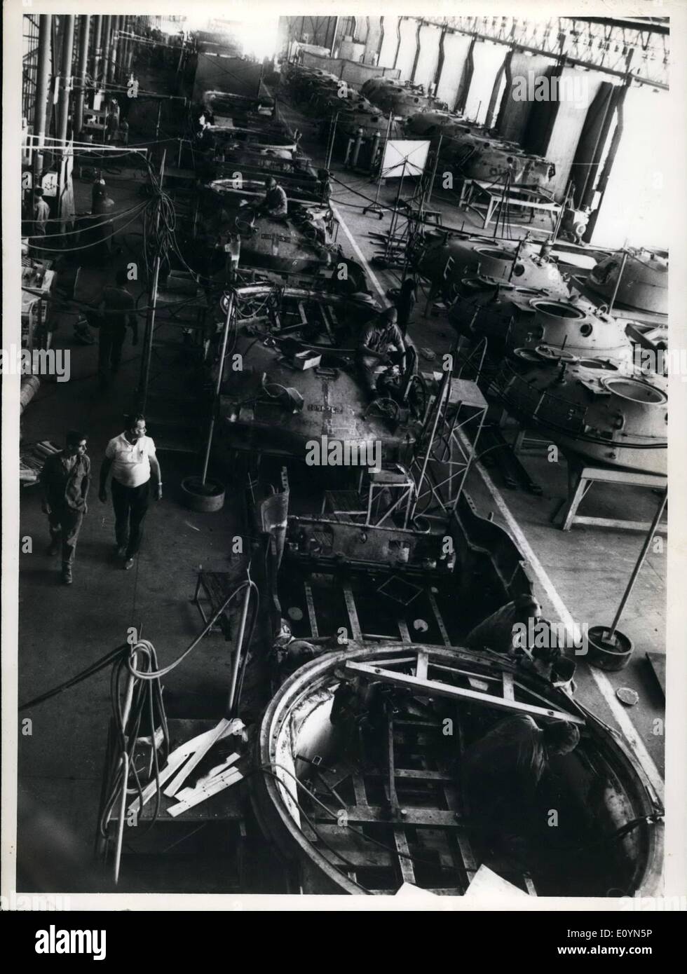 Nov. 11, 1970 - Israele Salvages rottamato serbatoi: linea di produzione di Patton serbatoi nel ''Valle del Junk'' impianto per il ricondizionamento di rottami serbatoi per l'IDF (Forze di Difesa Israeliane) Foto Stock