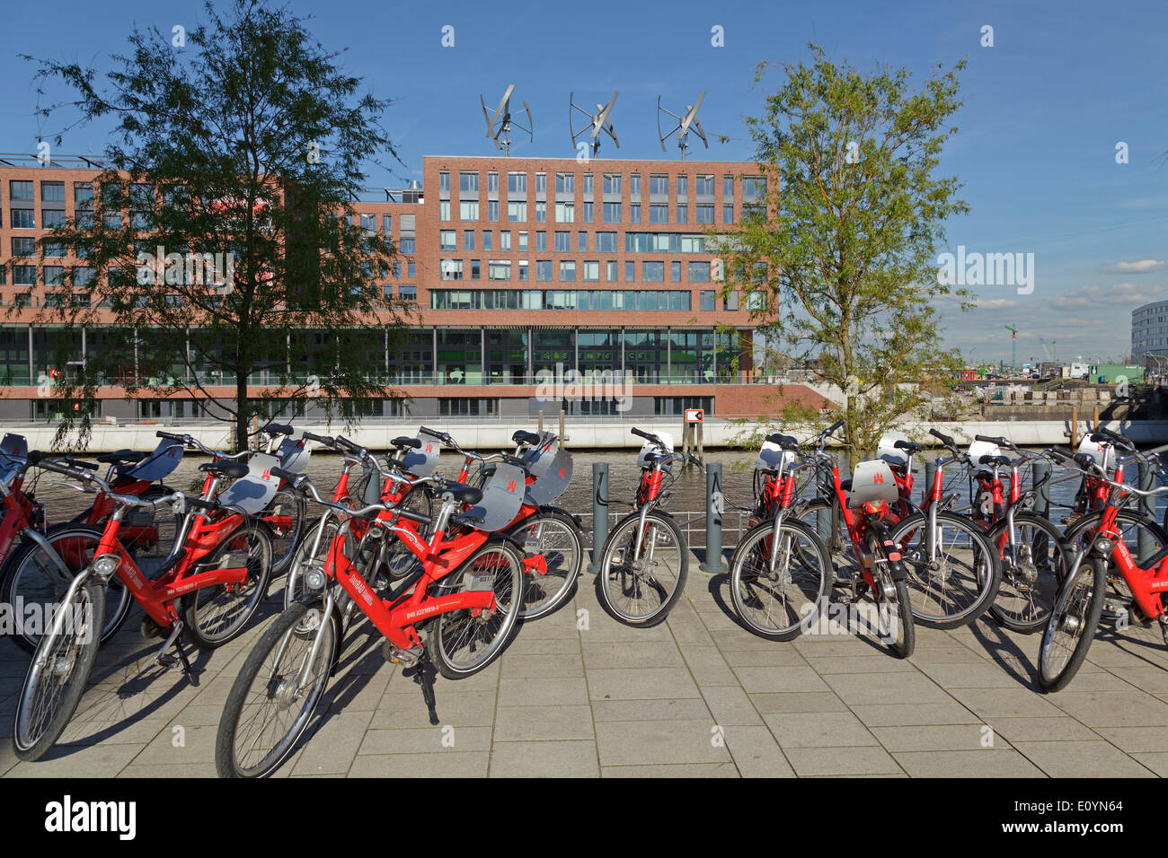 Noleggio di biciclette nella parte anteriore del quartier generale di Greenpeace, Elbarkaden, città portuale di Amburgo, Germania Foto Stock