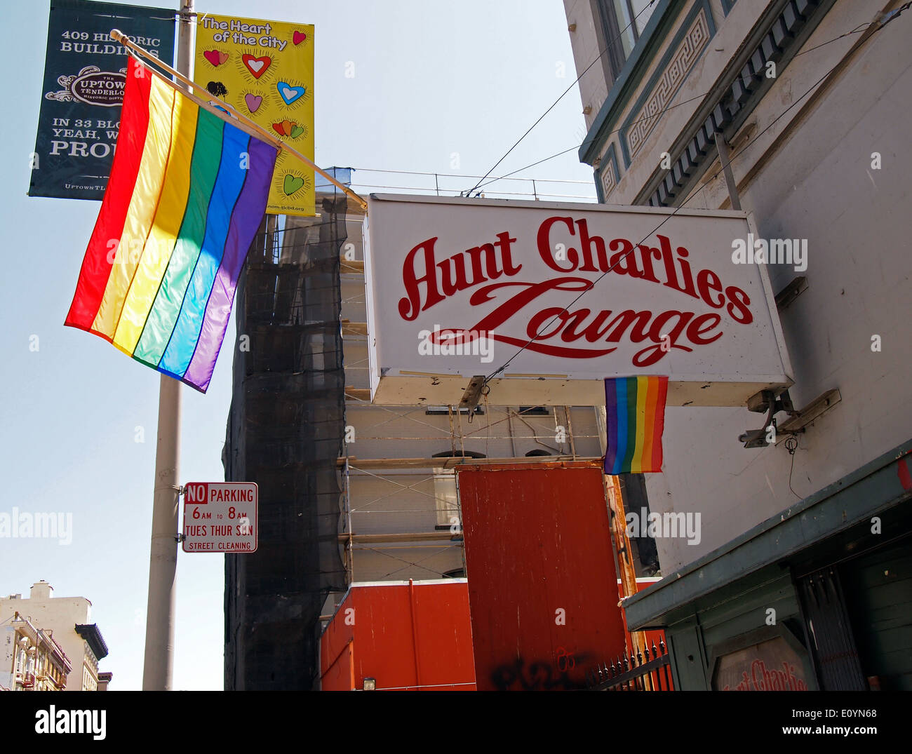 La zia Charlies Lounge & bandiera arcobaleno, filetto, San Francisco in California, Stati Uniti d'America Foto Stock