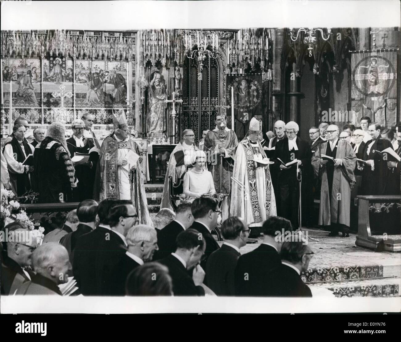 Nov. 11, 1970 - La Regina Inaugerates Sinodo: La scena nel Sacrarium of Westminster Abbey ieri, durante la cerimonia legale in cui la Regina inaugurato il sinodo generale della chiesa di Inghilterra. Accanto alla regina sono l Arcivescovo di Canterbury, il dottor Ramsey, e gli Arcivescovi di York, Dottor Coggan. In precedenza, la regina ha portato la congregazione nella Santa Comunione. Nel pomeriggio ha aperto il Syned alla Chiesa Casa, Westminster. I 550 membri del consiglio riunisce per la prima volta nel ''associazione costituzionale" i vescovi, i sacerdoti e i laici della Chiesa. Foto Stock