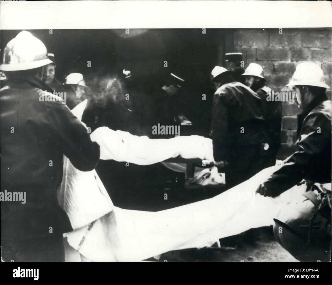 Nov. 11, 1970 - 142 Ucciso in Dance Hall Fire in Francia: 142 persone - per la maggior parte degli adolescenti - è morto in un incendio in un villaggio di dance hall Foto Stock