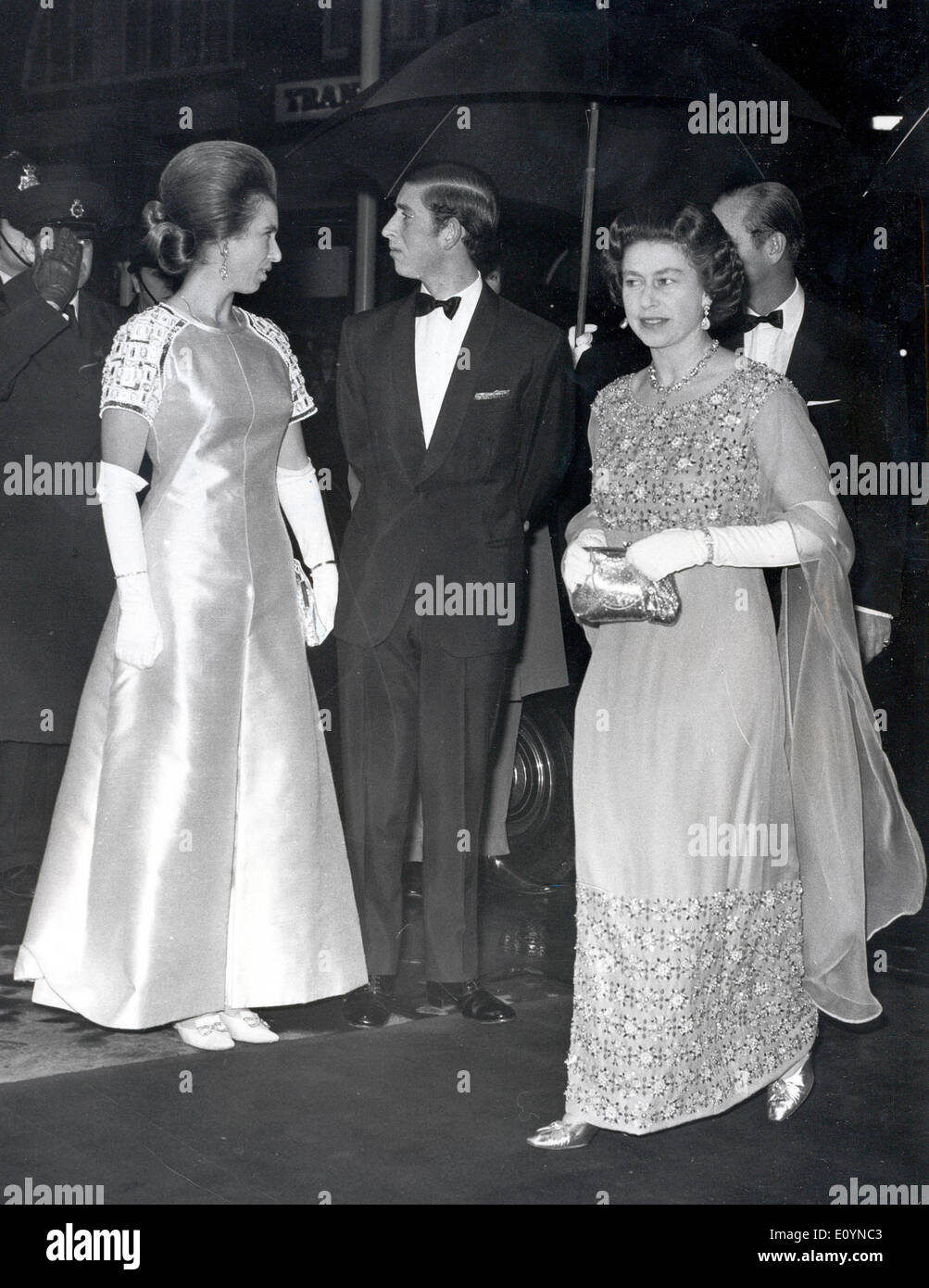 Elizabeth II e i bambini arrivano al gala di beneficenza Foto Stock