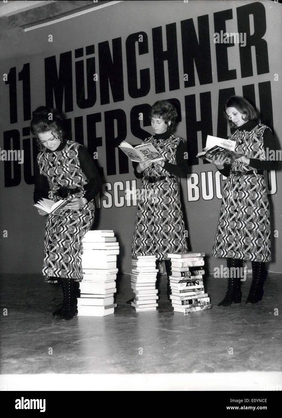 Nov. 23, 1970 - XI Mostra del libro nel ''House of Arts'', Monaco di Baviera: il Salone del libro che durerà dal 18 novembre - 6 Dicembre nella ''House of Arts'', Monaco di Baviera (Germania), 7000 libri fuori del continuo programma di vendita sono offerti. A prescindere da questa immensa selezione di ''Munich il libro di esposizione di editori bavarese e booktraders' offrono un interessante programma con un pop-prestazioni, letture di autori, mostre speciali e per i più piccoli una Santa argille-festival. La foto mostra il ''Libresses'' sono aggiornate allo stesso modo della letteratura e della moda Foto Stock