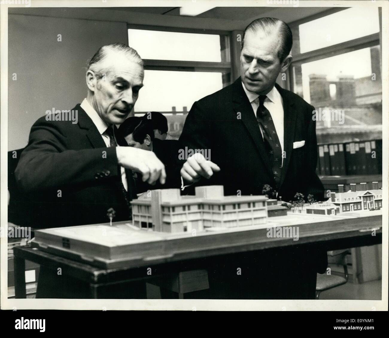 Il 12 Dic. 1970 - Duca di Edimburgo visiti l Esercito Nazionale Museo: questa mattina il Duca di Edimburgo visitare l'Esercito Nazionale Museo. Il Museo fondato da Royal Charter è stata alloggiata in un alloggio temporaneo presso la Royal Military Acedemy Sandhurst poiché è stata aperta dalla regina nel 1960. Il nuovo edificio è adiacente al Royal Hospital Chelsea e fu completata nel maggio di quest'anno. La foto mostra il Duca di Edimburgo guardando un modello del nuovo esercito nazionale museo, con lui è il Signore Holford chi ha progettato il nuovo edificio. Foto Stock