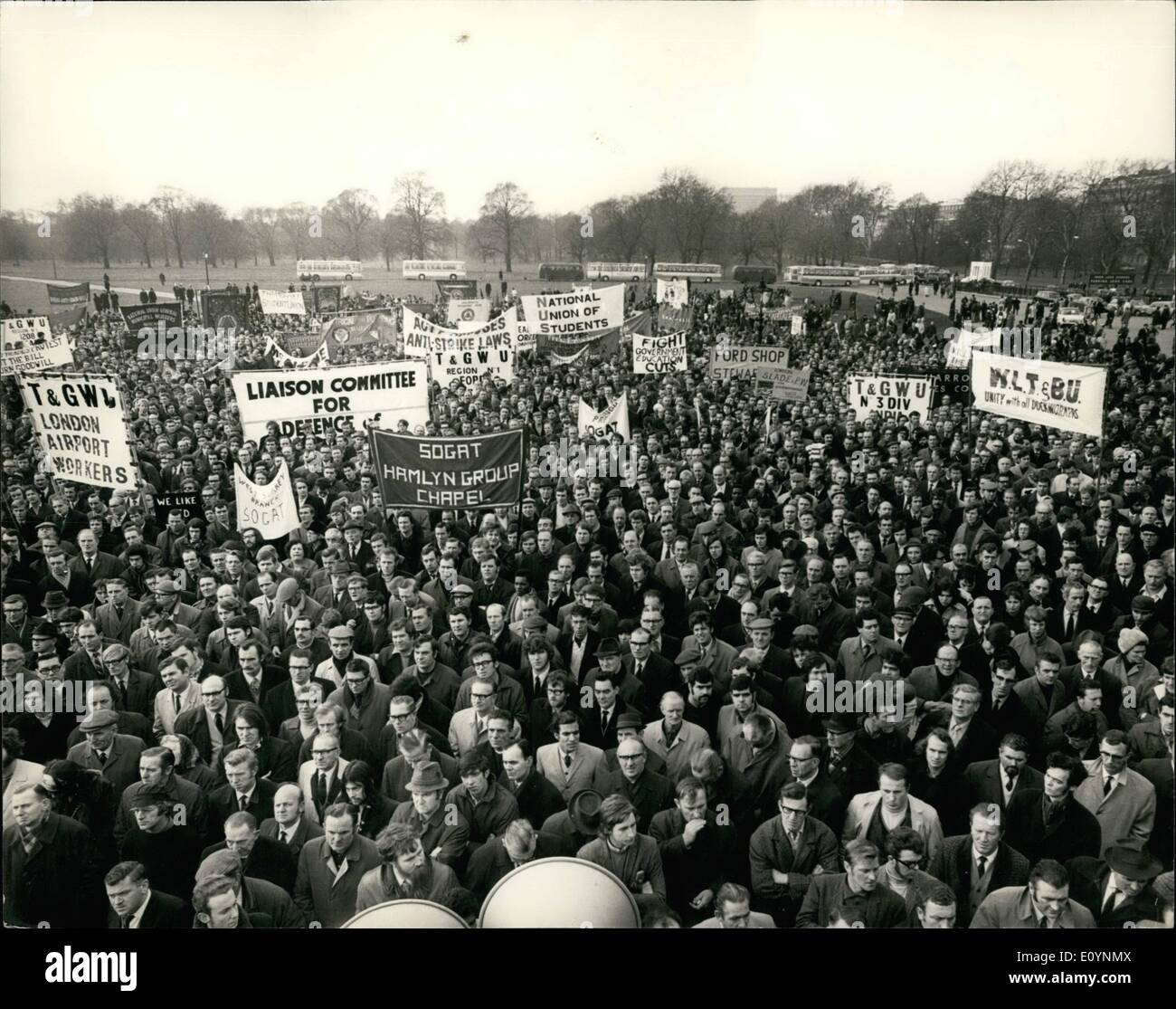 Il 12 Dic. 1970 - Un giorno di sciopero contro le relazioni industriali Bill. migliaia di lavoratori sono stati che prendono parte a quest' oggi un giorno di sciopero contro le relazioni industriali di bill. Vi è stato un marzo da tower hill a Londra, agli altoparlanti, ad angolo di Hyde park, dove si è svolta una riunione dopo che essi sono andati alla House of Commons alla lobby MP. foto mostra una vista generale durante la riunione odierna in Hyde park. Foto Stock