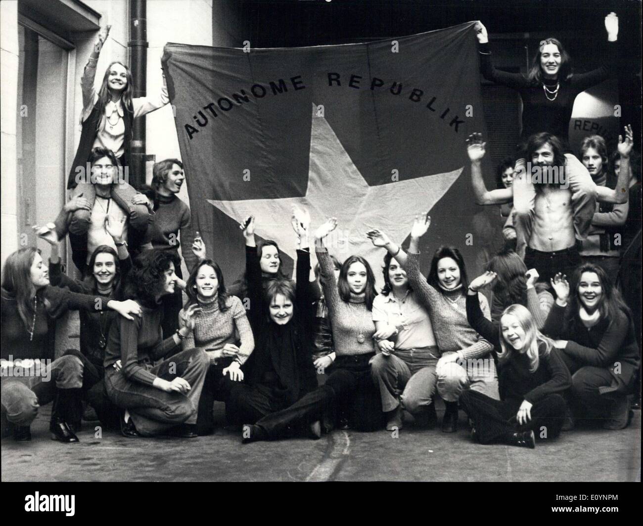 Dic. 29, 1970 - la proclamazione di un indipendente Hippie-Republic in Zurigo: In ordine della convenuta la loro casa, un vecchio bunker dalla seconda guerra, contro le interferenze delle autorità locali, i hippies di Zurigo hanno creato una loro propria e repubblica indipendente. Mostra fotografica "cittadini" del nuovo stato con la loro bandiera. Foto Stock