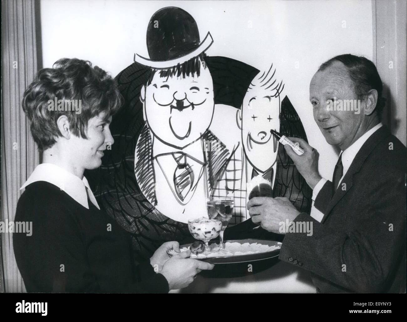 Gen 01, 1971 - Laurel e Hardy: sono stati presentati dal designer Manfred Schmidt come ''pudding-champions''. I famosi attori comici del cinema muto sono state onorate come in passato i più attivi pudding- e crema di latte ai consumatori del film. Dal suo buffo e resa rapidamente disegni Manfred Schmidt ha dimostrato la storia del budino. Dopo che aveva finito i suoi lavori ha ottenuto vari nuovi tipi di pudding come ristoro. Foto Stock