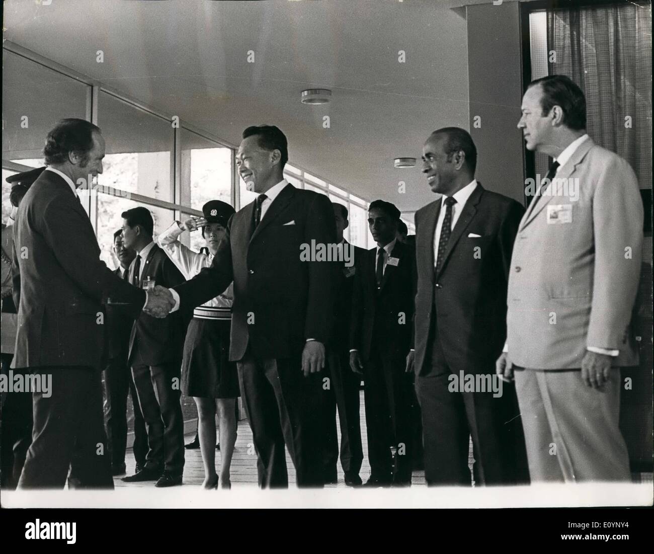 Gen 01, 1971 - Testa del Commonwealth o conferenza del governo di Singapore: i capi di governo del Commonwealth ha aperto la conferenza di Singapore Giovedì Gen 14th. Mostra fotografica di M.Peirre Elliott Trudeau, il primo ministro del Canada, viene accolto al suo arrivo presso la sala conferenze di (L. per R.) Primo ministro di Singapore Lee Kuan Yew, Singapore Ministro degli Esteri S. RAJARATNAM and Commonwealth Segretario generale, Arnold Smith. Foto Stock