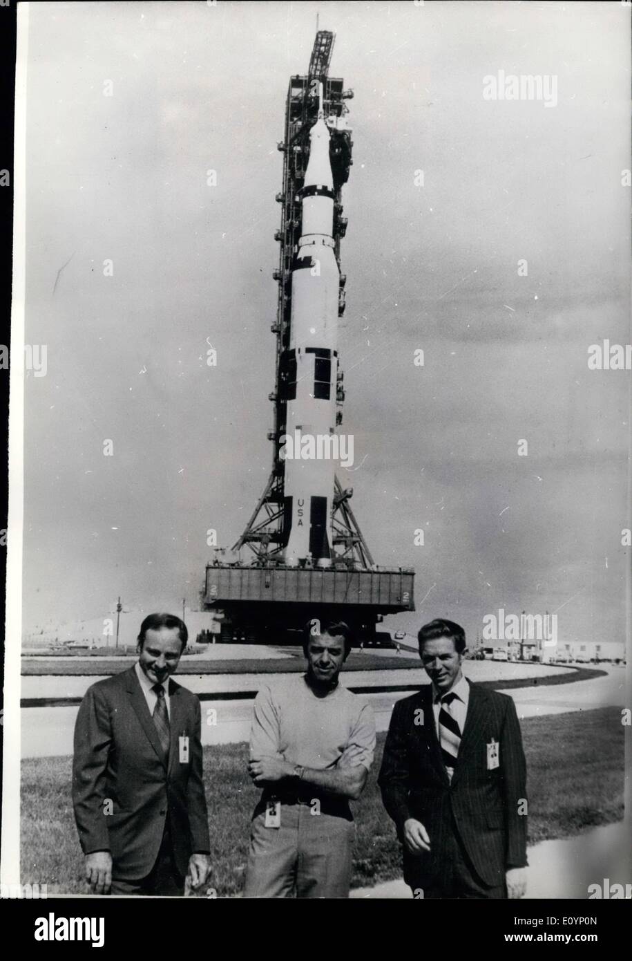 Gen 01, 1971 - Apollo 14 astronauti: Apollo 14 astronauti (L a R) D. Edgar Mitchell, Alan B.Shepard e Stuart un Roosa, poste per i fotografi come il trasportatore portato loro 363 piede alta veicolo spaziale per il lancio di un pad al Kennedy Space Center, FLA durante il roll out attività. Shepard e Mitchell sono pianificati per esplorare la luna di fra regione Mauzo mentre Roose piloti il modulo di comando in orbita lunare. Il lancio è previsto per il mese di gennaio 31, 1971. Foto Stock