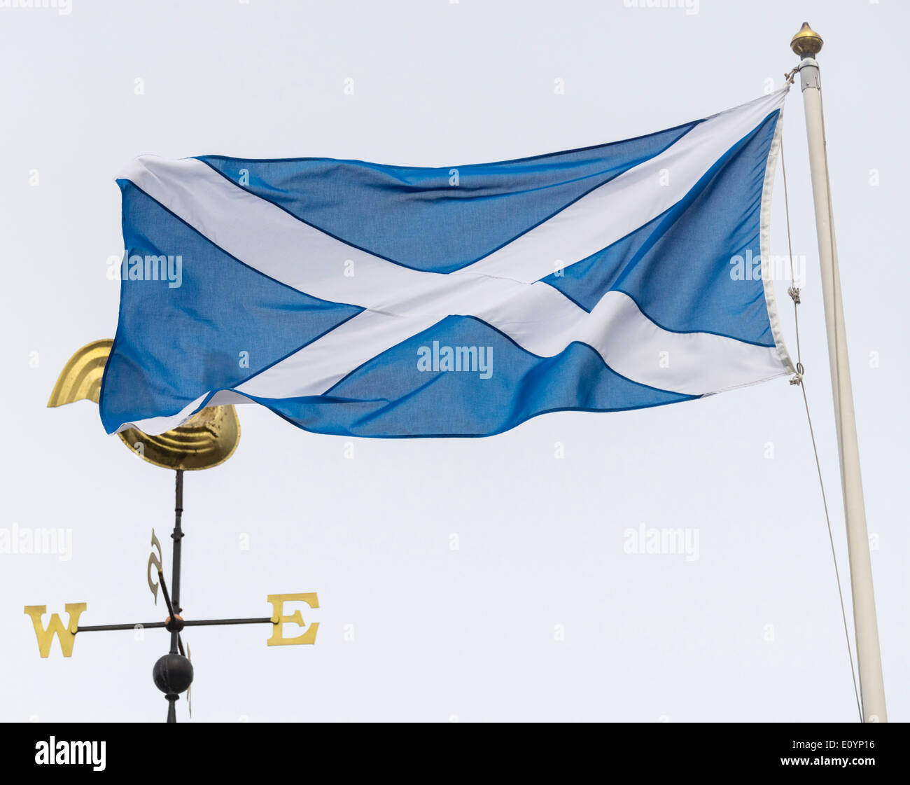 Scottish National si intraversa o croce di Sant' Andrea bandiera, con weathervane mostra a ovest e a est Foto Stock