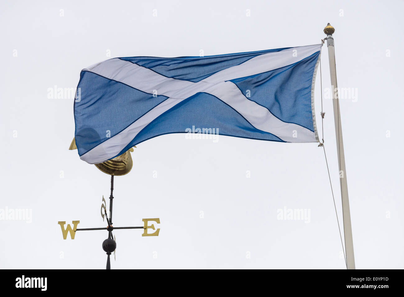 Scottish National si intraversa o croce di Sant' Andrea bandiera, con weathervane mostra a ovest e a est Foto Stock