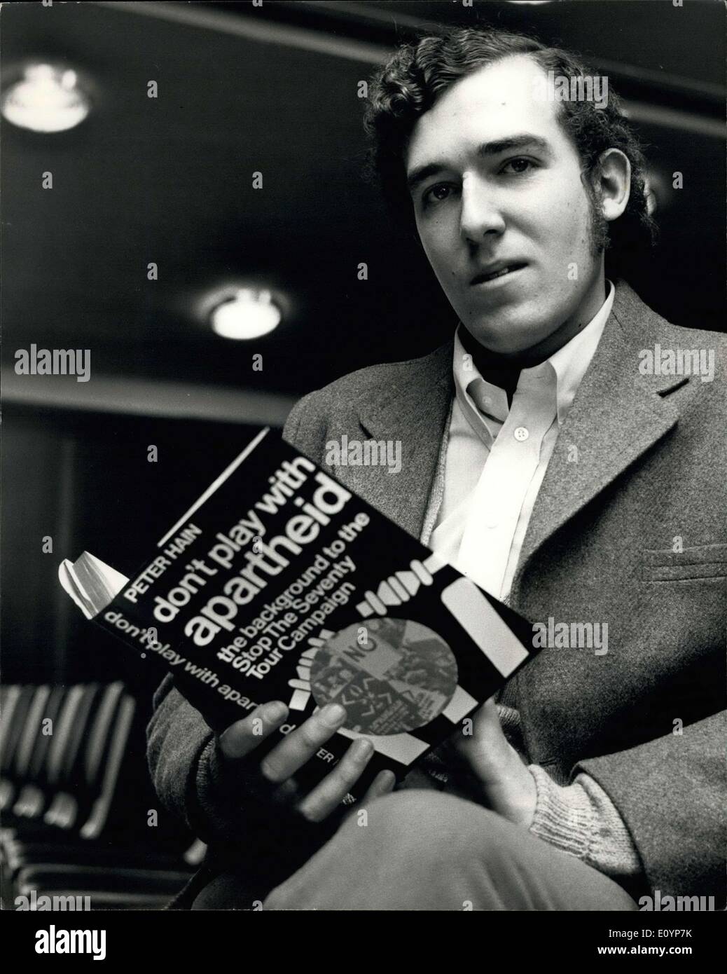 Gen 21, 1971 - Peter Hain il libro pubblicato oggi.: Il Sig. Peter Hain, 21 che hanno guidato la campagna al negozio il sudafricano Cricket Tour dello scorso anno - nella foto in occasione di una conferenza stampa a Londra oggi con una copia del suo libro ''da non giocare con l'Apartheid, pubblicata oggi. Foto Stock
