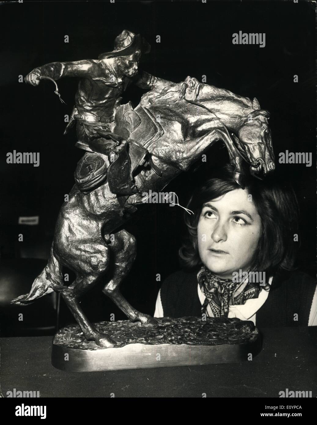 Febbraio 02, 1971 - Vendita di Christie's. Keystone Mostra fotografica di:- Patricia Stirling, di Christie's, guarda la Bronco Buster, un bronzo da Frederick Remington, A.N.A., che è stato venduto per 9.000 gns, a oggi la vendita di Christie'o. Foto Stock