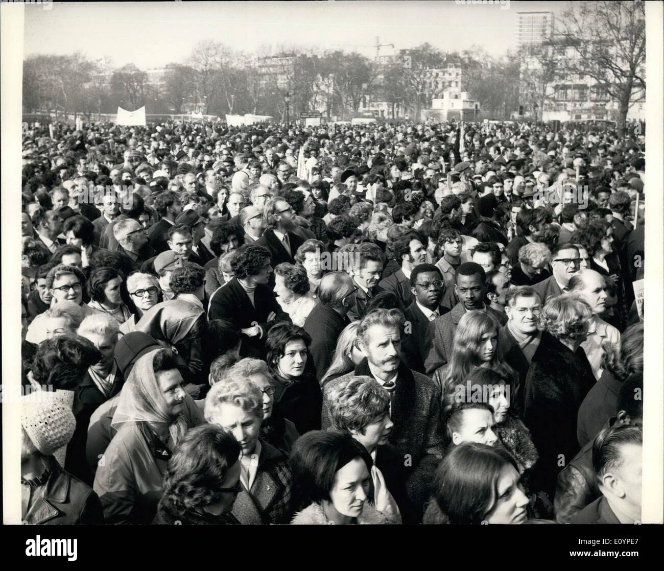 Febbraio 02, 1971 - colpendo lavoratori postali sono unite da post office engineering europea al Rally di massa in Hyde park. Post office percussori da molte parti ufficio unione di ingegneria, che stanno dando il loro appoggio ai percussori , quando hanno frequentato un altro rally di massa in Hyde Park di oggi. Sono stati affrontati dal sig. Tom Jackson , Capo dell'Ufficio Postale di lavoratori, unione e signore Delacourt Smith segretario generale del Post office Engineering Unione. Foto Stock