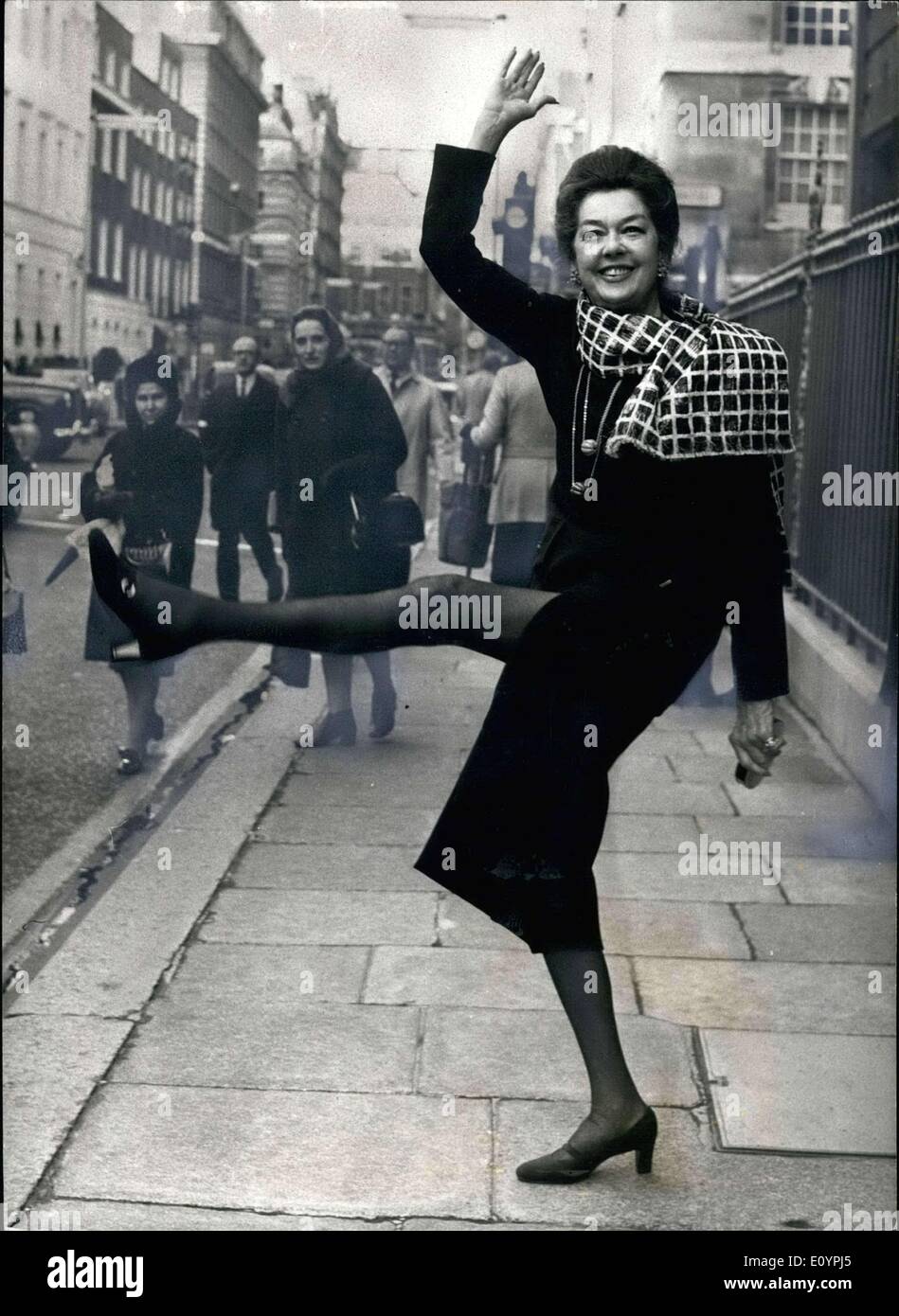 Febbraio 15, 1971 - Rosalind Russell qui per film premiers: Rosalind Russell e suo marito, produttore Frederick Brisson, sono a Londra per la carità premiere Mrs.Pollifax Spy, che si terrà presso il padiglione di Londra su Feb 17th. Nel film che è stato realizzato da Federico Brisson, Miss Russell interpreta la parte di una matrona americana la cui determinazione per aiutare il suo paese come una spy riesce a intensifica in misura considerevole la guerra fredda più di qualche cosa Foto Stock