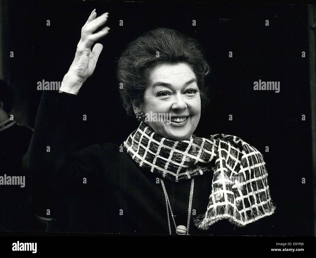 Febbraio 15, 1971 - Rosalind Russell qui per premiere del film: Rosalind Russell e suo marito, produttore Frederick Brisson, sono a Londra per la carità premiere della sig.ra Pollipax spy, che si terrà presso il padiglione di Londra nel febbraio 17th. Nel film che è stato prodotto da Fredirick Brisson, Miss Russell interpreta la parte di una matrona americana la cui determinazione per aiutare il suo paese come una spy riesce a intensifica in misura considerevole la guerra fredda più di un po' Foto Stock