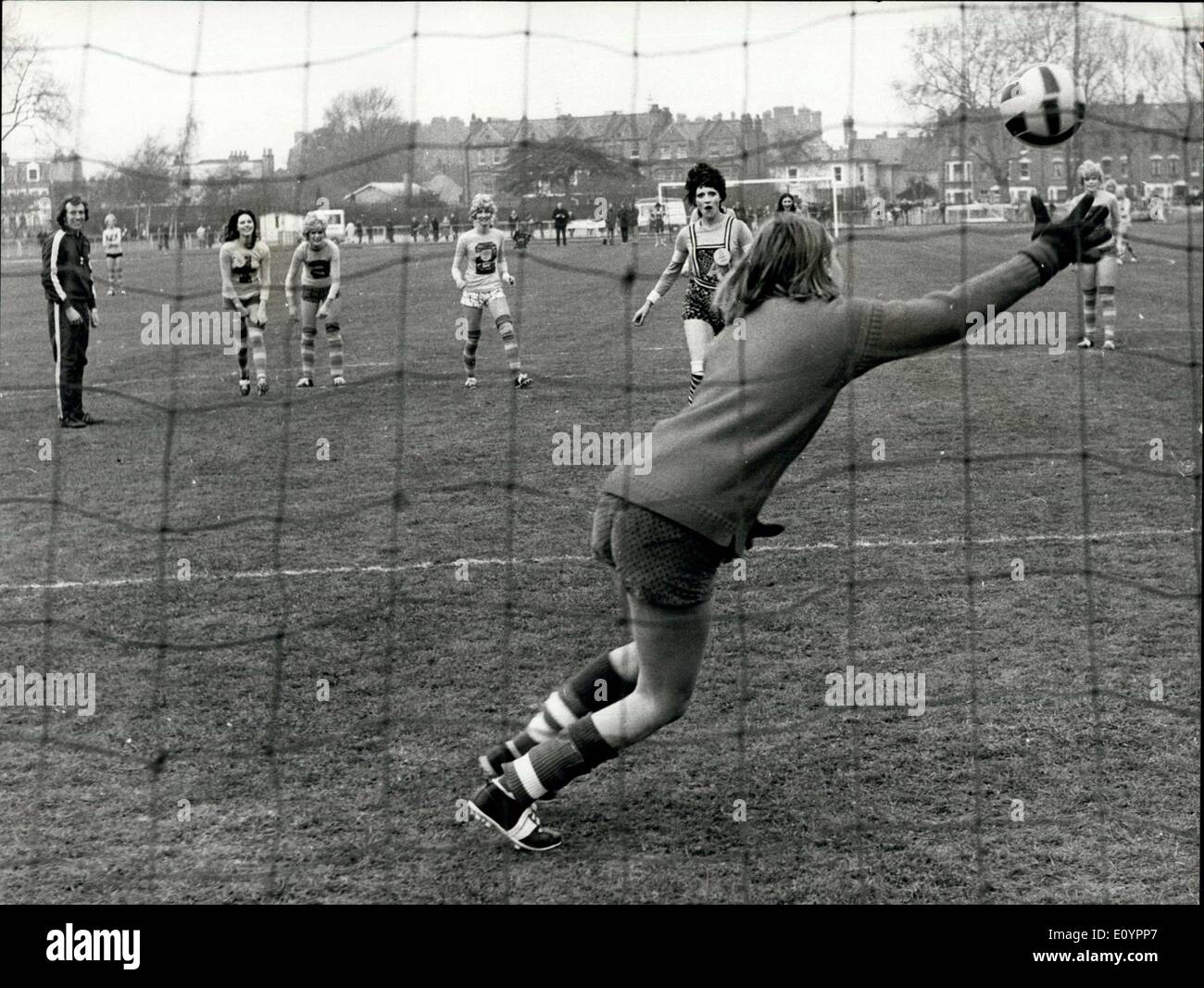 Mar 01, 1971 - La più bella del mondo partita di calcio - La più bella del mondo partita di calcio presentato da Jon, Marc & Paolo, parrucchieri - ha avuto luogo ieri a Hurlingham Stadium tra la Lumley Loavers e il Robinson di ravers - due squadre di belle ragazze dal rivale agenzie modello Pietro Lumley e Gavin Robinson. Il match è stato in aiuto della carità. La foto mostra guardato dall'arbitro, Arsenal calciatore Bob McNab (sinistra) Vicki saggio Portiere per la Lumley amanti, salva un calcio di Rigore. Foto Stock