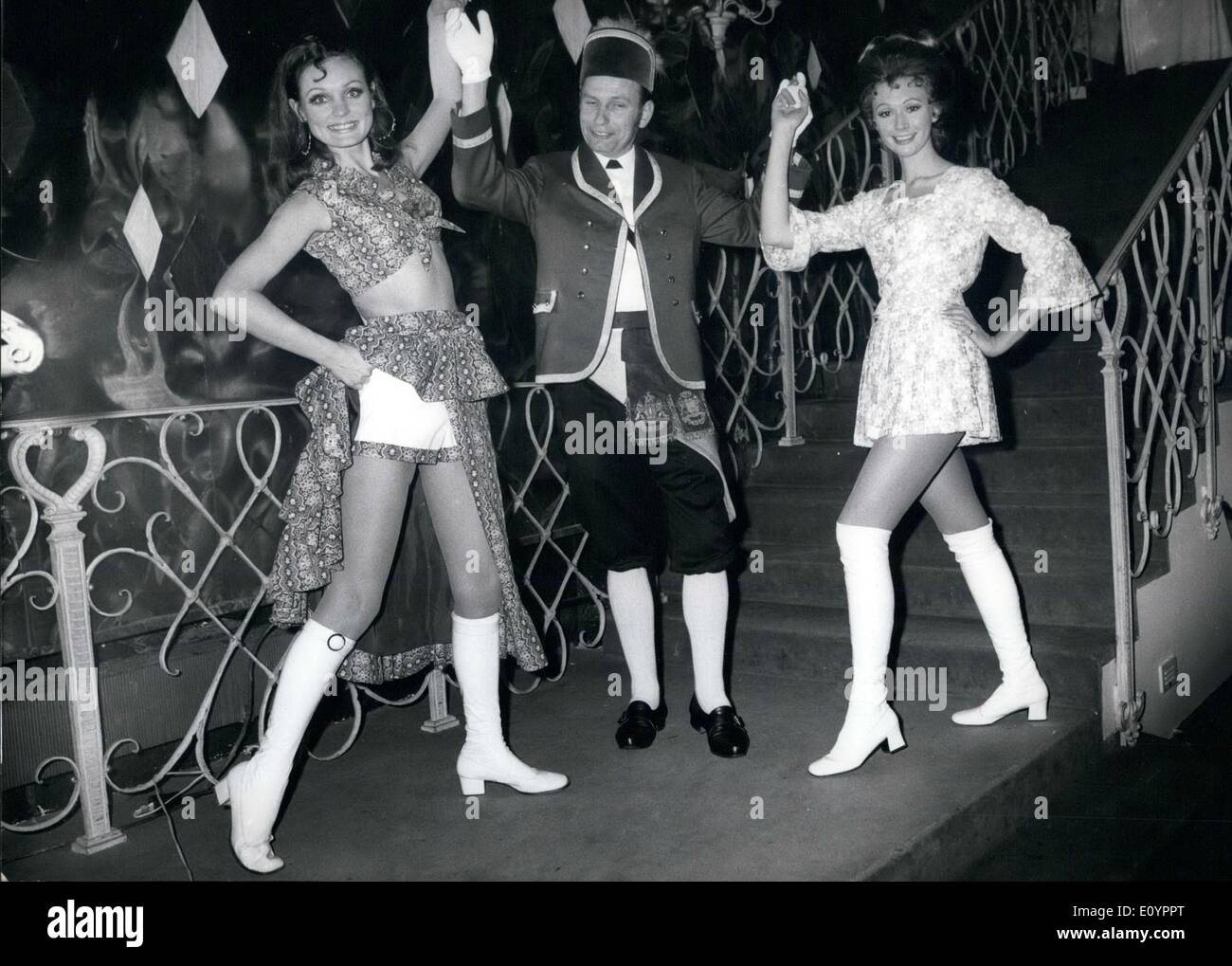 Mar 03, 1971 - Nuovo costume bavarese ha presentato a Monaco di Baviera/Germania: ''La regina del Costume bavarese'' ha invitato per la presentazione dei suoi ultimi modelli per l'estate 1971. Molto bella creazioni in mini maxi e midi di tutti i tipi sono stati mostrati anche hot pants erano stati presentati. La foto mostra un vero e proprio 'Schaffler'' (folk bavarese ballerino) presenta Margit (10 nel suo modello da ping pong, un costume bavarese di 2 pezzi di blu e bianco con cambrio con abbinamento di ''hot pants" e Linda (r) nella sua breve ''kukuraz'' modello con fiori in colori chiari Foto Stock