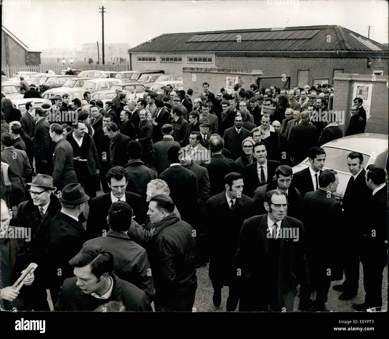 Mar 03, 1971 - RIUNIONE DI MASSA DI FORD PERCUSSORI A DAGENHAM leader sindacali affrontate oggi una riunione di massa della Ford percussori a Laya Hall Piscina, Dagenham. Il pay sciopero, ora nella sua settima settimana, ha il costo di produzione di più di 82.000 veicoli valutate a più di 55 milioni. La foto mostra: Alcuni della Ford percussori lasciando la riunione odierna dopo la decisione di continuare lo sciopero è stato raggiunto oggi. Foto Stock