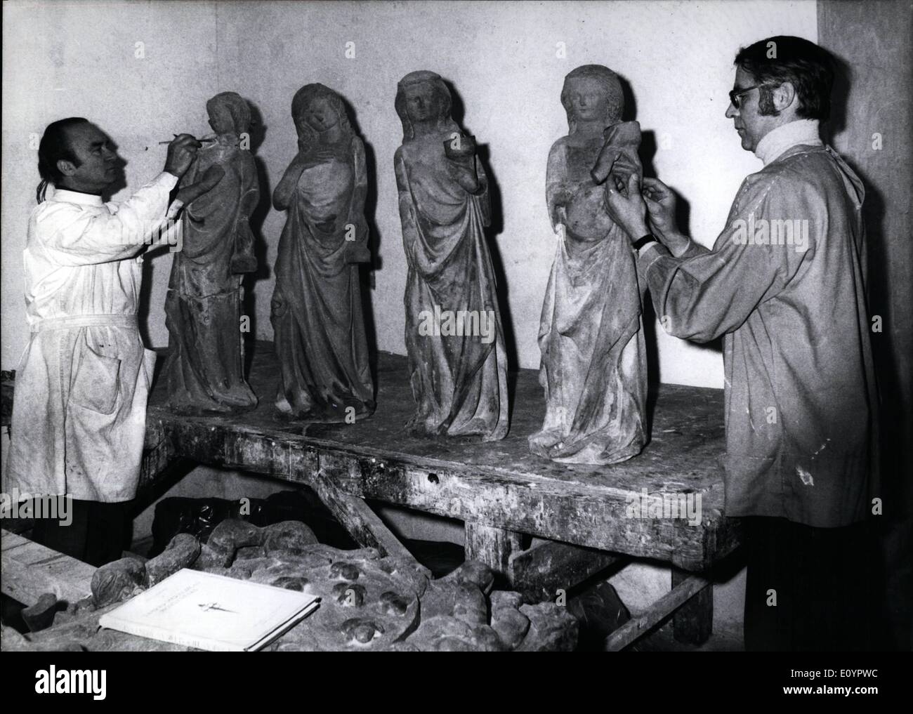 Mar 03, 1971 - Restauro per la Durer-Year ''Il sapiente e il saggio cameriere'' sono in corso di restauro nel laboratorio di Gunter Lenz da Monaco di Baviera/Germania (Gunter Lenz a destra). Queste figure è stata realizzata da un artista sconosciuto e sono collocati in corrispondenza del cancello anteriore del San Sebaldus-Church a Norimberga (Germania) e vengono ripristinate in occasione del Durer-Year. Fino all'inizio della cerimonia di apertura il 2 maggio a Norimberga il saggio cameriere (con la masterizzazione di lampade ad olio) e sventati (con lampade spente) devono essere nuovamente al loro posto. (Sulla sinistra della foto è restauratore Hans Kober) Foto Stock