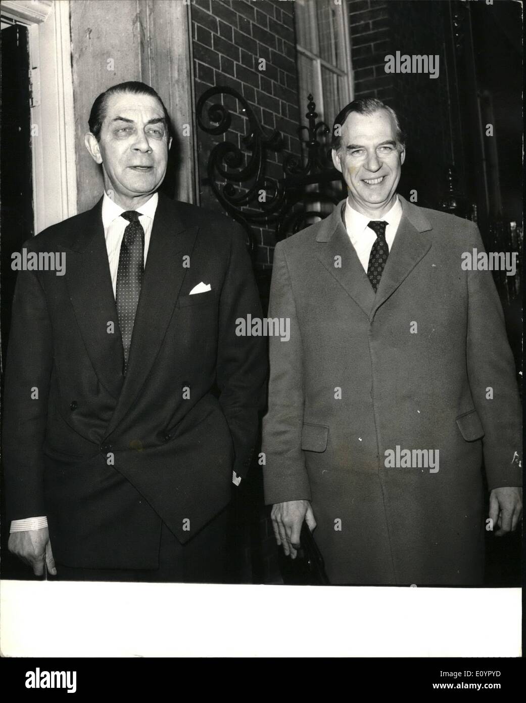 Mar 03, 1971 - La Confederazione dell'industria britannica capi è andato al no. 10 Downing Street oggi di discutere di economia eith il primo Mibnister,Mr Heath. Keystone foto mostra: il sig. John Partridge sulla sinistra,Presidente della C.B.I. e il signor Campbell Adamson,direttore generale della C.B.I. arrivando al n. 10 di Downing Street per la riunione con il sig. Heath questo pomeriggio Foto Stock