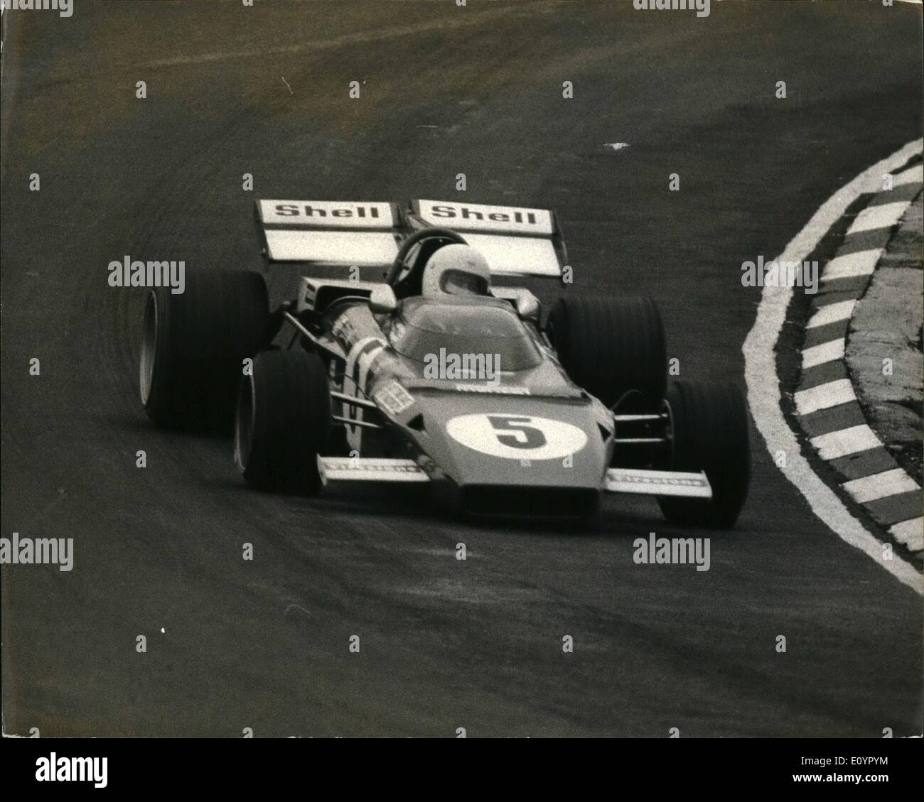 Mar 03, 1971 - Regazzoni vince la gara di Champions: Clay Regazzoni, 30, della Svizzera ha vinto la gara di Champions a Brands Hatch ieri nell'ultima Ferrari 12-cilindro Formula I auto. Il suo tempo di ieri di 1h 13min, 35 sec, una velocità di 108.04 m.p.h. era 23,6 secondi più veloce di quella del martinetto a Stewart. Mostra fotografica di Clay Regazzoni sulla sua strada per la vittoria nella Corsa dei Campioni a Brands Hatch ieri. Foto Stock