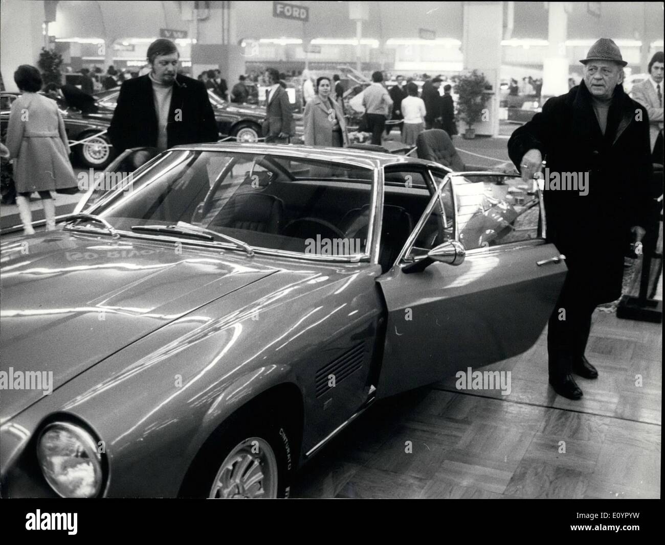 Mar 03, 1971 - ''apillon'' visiti la Ginevra mostrano Motorca; uno dei più notevoli di visitatori del costante 41a Ginevra autovettura show è stato il famoso best seller francese autore Henri Charriere, meglio conosciuto sotto il suo nuovo nome ''Papillon'' (farfalla). Questo ex prigioniero francesi nella colonia penale in French-Guiana ispeziona qui lo svizzero ''Rolls Royce, l'Monteverdi 375-4, un 5 posto che vale la pena di limousine 8500 Pound sterling. Foto Stock