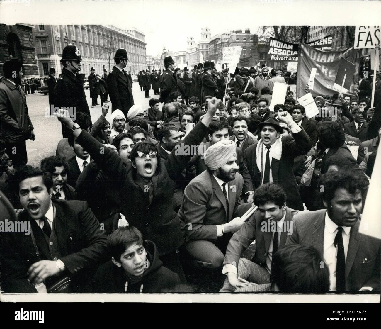 Mar 03, 1971 - la gente colorata di manifestare contro il disegno di legge in materia di immigrazione: una dimostrazione di massa e marzo da gente colorata da tutta l'Inghilterra contro il disegno di legge in materia di immigrazione ha avuto luogo a Londra questo pomeriggio. Essi hanno marciato da Hyde Park e finito con una nota di protesta al Primo Ministro della casa di Downing St. il mese di marzo è stata spor dalla gente nera's Alliance. La foto mostra un sito-giù dai dimostranti colorati in Whitehall questo pomeriggio. Foto Stock