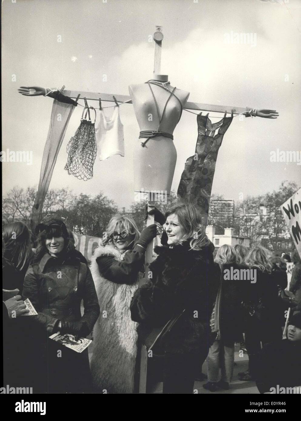 Mar 08, 1971 - Simboli di oppressione.: calza, shopping bag, giubbotto e grembiule su un crocifisso sarti dummy, erano i simboli di oppressione, portato dai dimostranti nella liberazione delle donne Moverment alla riunione in Trafalgar Square di ieri. Più di mille donne militante ha preso parte. L'ha presentato una petizione per il sig. Heath chiedendo pari istruzione e opportunità di lavoro, la parità di retribuzione, ora libera la contraccezione e l'aborto. Foto Stock