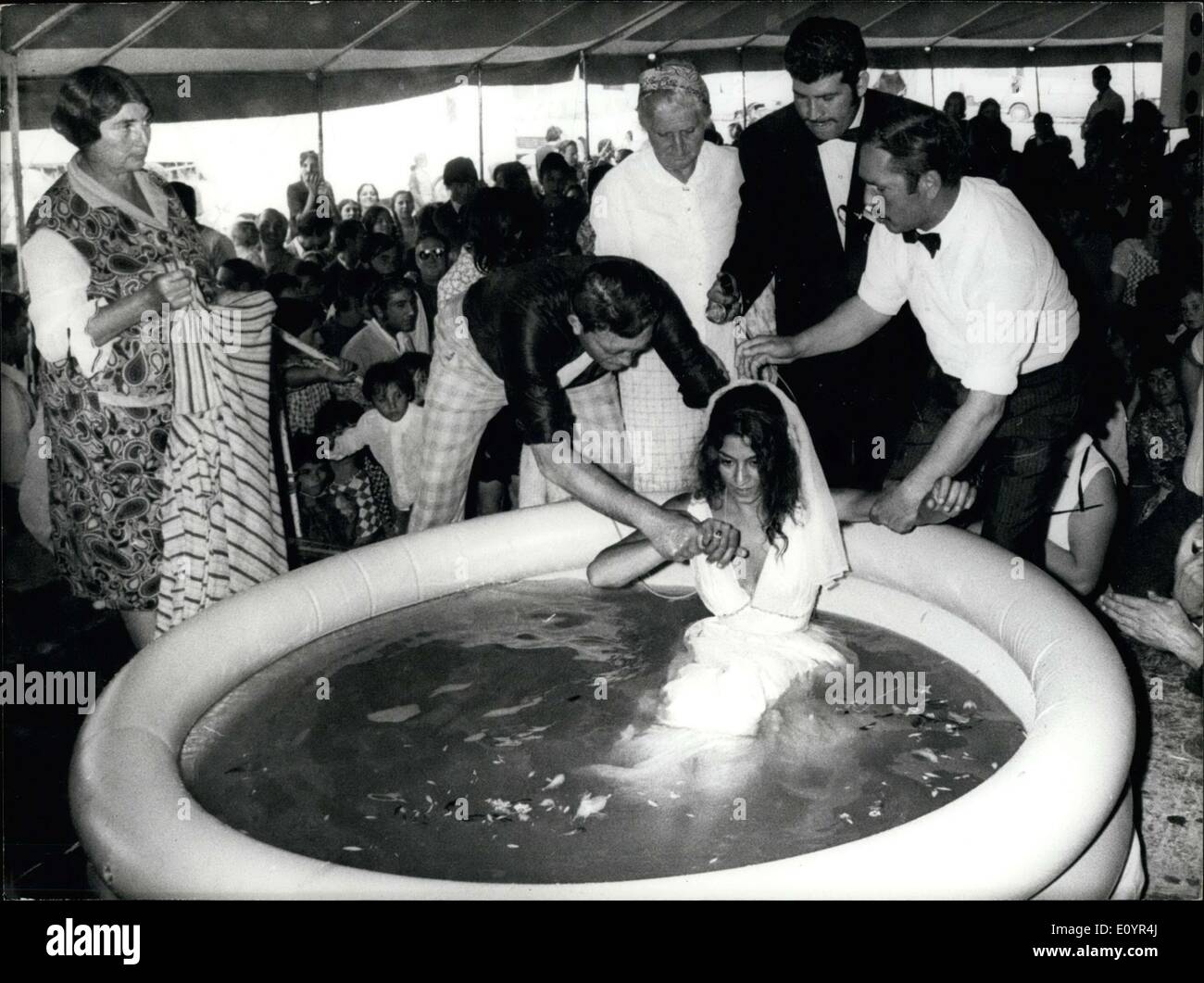 Mar 09, 1971 - Il battesimo di una giovane donna gitana presso la Convenzione evangelica ESS.co Foto Stock