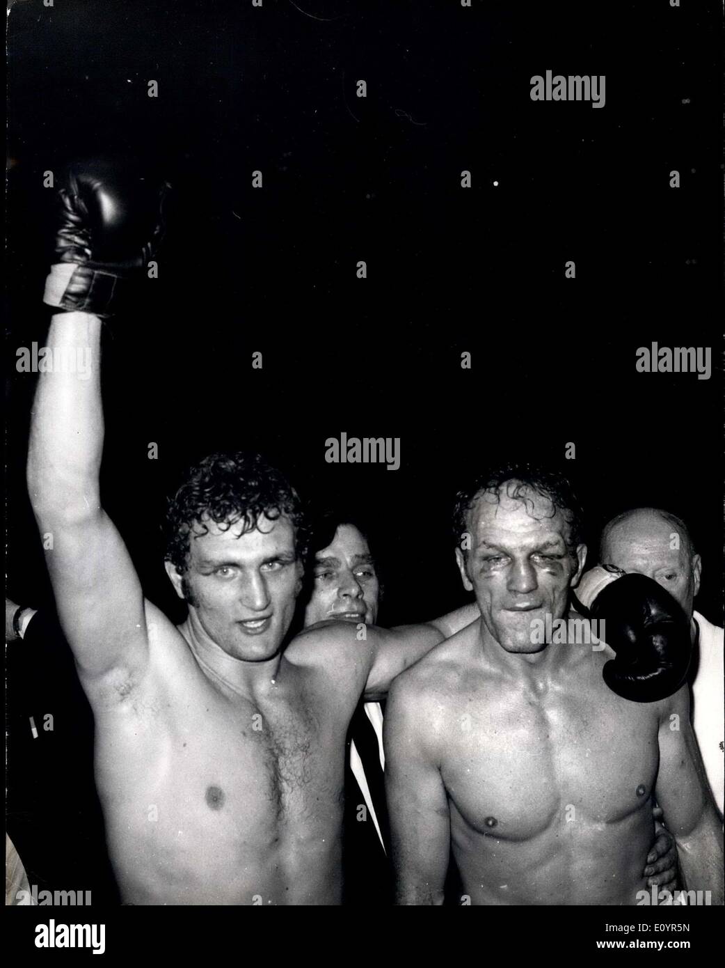 Mar 17, 1971 - Joe Bugner è il nuovo campione: 21 anni di Joe Bugner ultima notte divenne il britannico, il Commonwealth e Unione heavyweight champion quando ha battuto Henry Cooper su punti su 15 giri a Wembley. Dopo la lotta Henry Cooper, 36, ha annunciato che si ritirerà dalla corona. Mostra fotografica di Joe Bugner, con il braccio sollevato e Henry Cooper, nella foto dopo la scorsa notte di lotta. Foto Stock