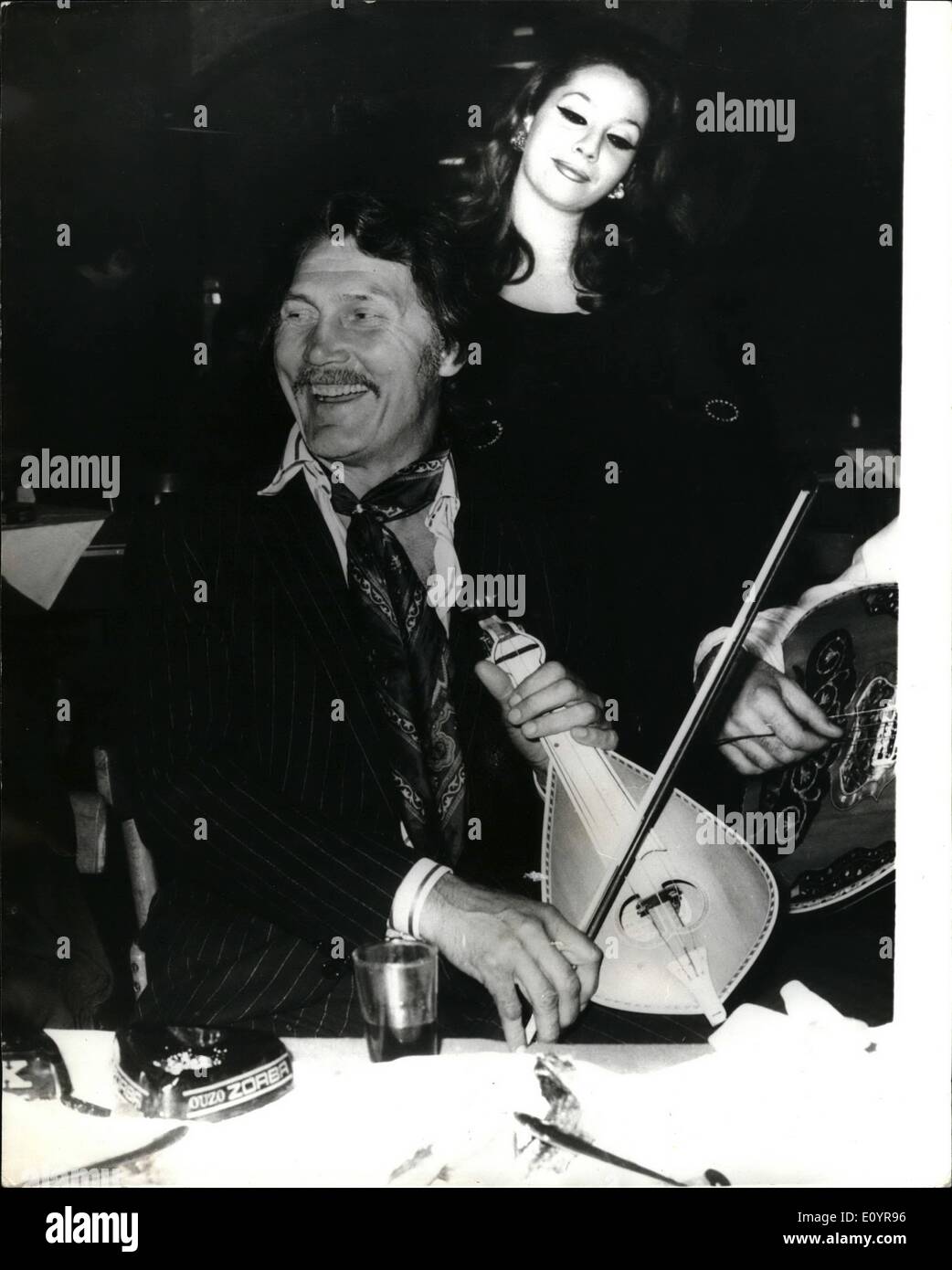 Apr. 03, 1971 - Jack Palance in Atene. Il ben noto film americano star Jack Palance è ad Atene per un paio di giorni di vacanza. La prima cosa che egli ha visitato è stato uno dei popolari taverne dove ogni vista vi è molta allegria. La foto mostra: Jack Palance cerca la sua mano con un locale popolare strumento musicale. Foto Stock
