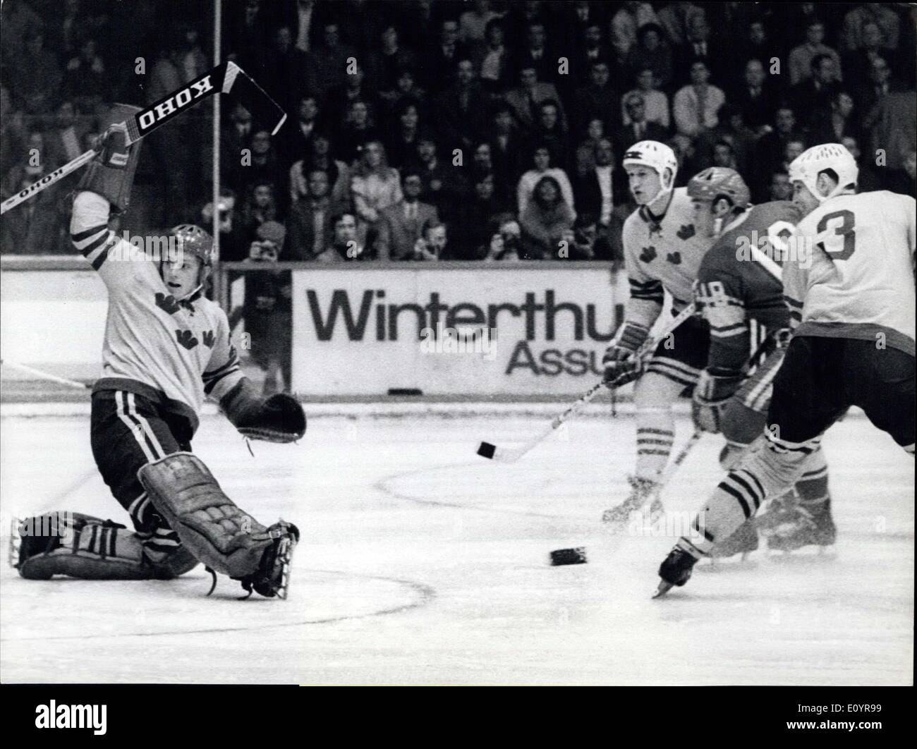 Apr. 03, 1971 - Unione Sovietica vince campione del mondo nave: a Ginevra (Svizzera) Unione Sovietica ha vinto il campionato mondiale di hockey su ghiaccio per la DECIMA volta. La foto mostra il punteggio Starshinov primo obiettivo nell'ultimo match contro la Svezia. Foto Stock