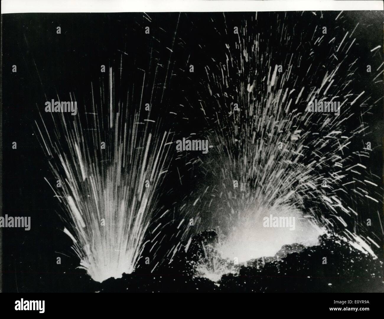 Apr. 04, 1971 - Etna erutta: Mostra fotografica spettacolare di questa foto è stata scattata durante il Monte Etna è più grande eruzione dal 1950. Esplosioni ogni pochi minuti scagliò massi fuso nell'aria dai Crateri in eruzione del vulcano. Foto Stock