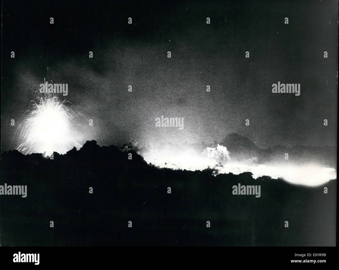 Apr. 04, 1971 - L'eruzione di Mt. Etna.: vulcanico Mt. Etna più grande eruzione dal 1950 è di continuare. Esplosioni ogni pochi minuti con hanno scagliato massi fuso nell'aria sono stati meno frequenti e meno violenti come osservatori segnalati. La foto mostra il cratere del vulcano in eruzione. Foto Stock