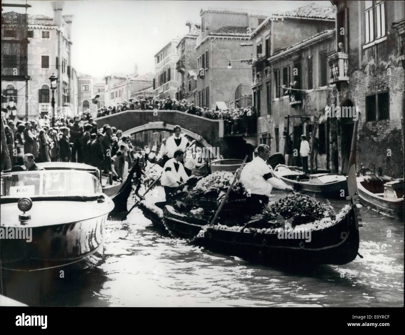 Apr. 04, 1971 - Igor Stravinsky sepolto. Il famoso compositore Igor Stravinsky, 88, fu sepolto di giovedì scorso, nel cimitero sulla isola di San Michele, nella laguna di Venezia. Stravinsky, morto a New York, è stato riferito di avere avuto un grande affetto per Venezia. Mostra fotografica di:- La rosa-coperto bara di Igor Stravinsky è portato in una gondola nero per il cimitero sulla isola di San Michele, nella laguna di Venezia. Foto Stock