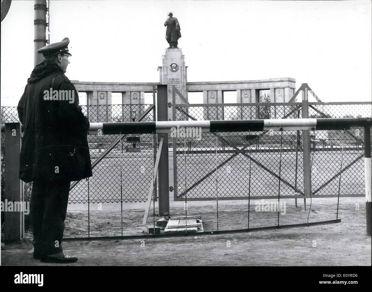 Apr. 04, 1971 - : dopo il tentativo di soldati russi sul Memoriale Sovietico lo scorso anno, la polizia di Berlino ha fatto una recinzione, ora che nessuno può passare. I poliziotti sono wathcing intorno a questo recinto di giorno e di notte. Foto Stock