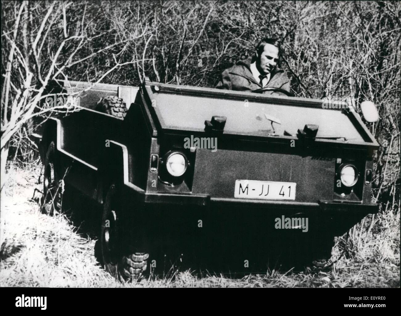 Apr. 04, 1971 - Nuovo Amphibious cross country veicolo presentato: recentemente un nuovo veicolo è stato presentato da Messerschmidt Bolkow Blohm GMBH Ottobrunn vicino a Monaco di Baviera Germania). Il anfibi cross country del veicolo autoportante a sandwich in vetroresina con costruzione di azionamento di tutte le ruote è stato sviluppato in collaborazione con l Ufficio federale di tecnologia e le commesse militari e il Ministero federale della difesa Foto Stock