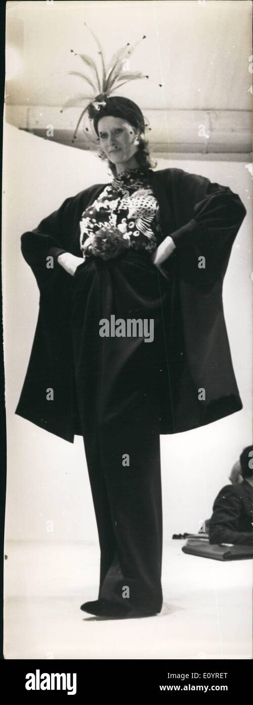 Apr. 04, 1971 - Modelli in Pierre Cardin i progetti per la collezione primavera-estate Foto Stock