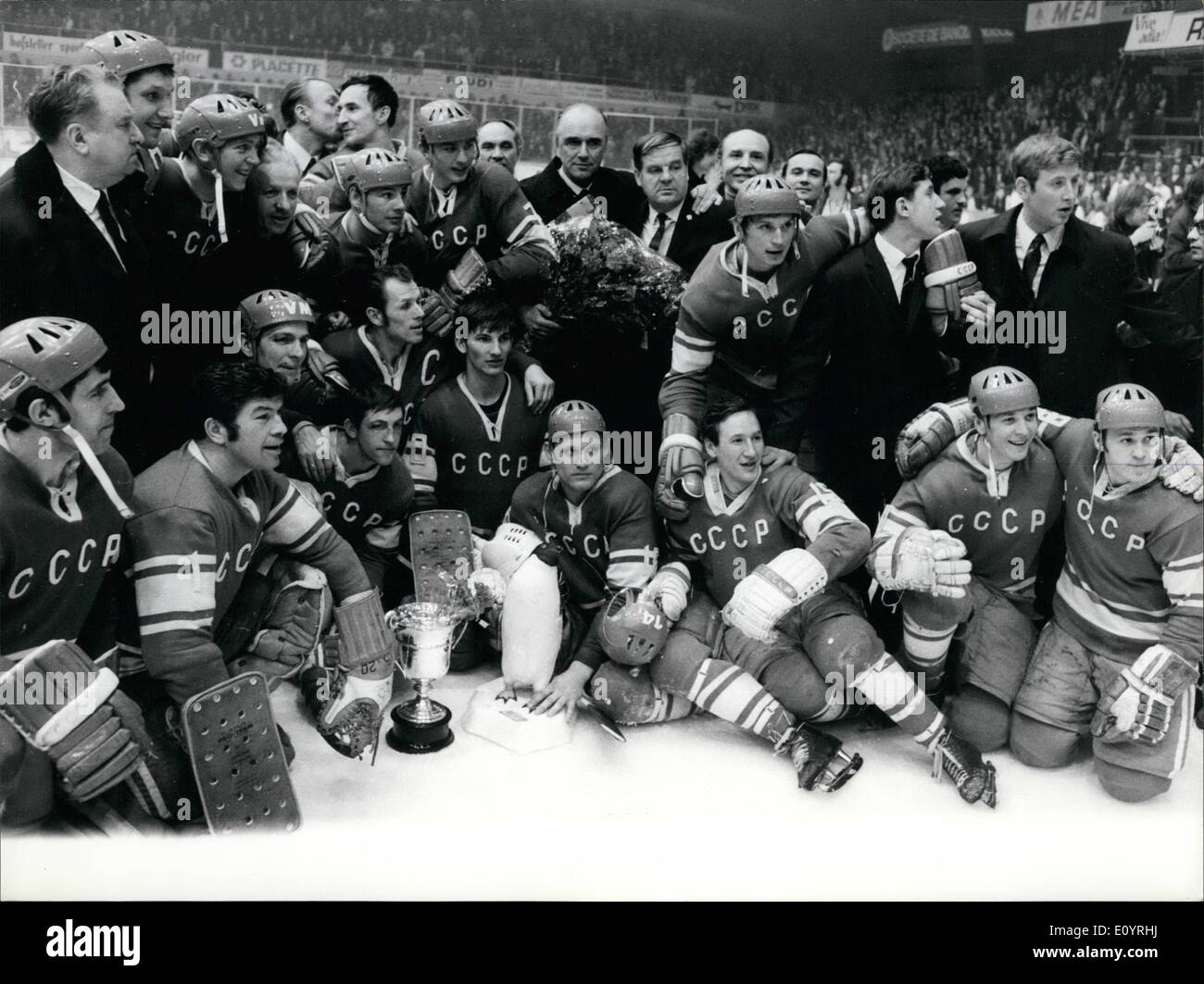 Apr. 04, 1971 - Unione Sovjet campione del mondo di hockey su ghiaccio. La foto mostra il team sovietico come felice vincitore del titolo nel mondo del hockey di ghiaccio campione torneo a Ginevra per giorno. Foto Stock