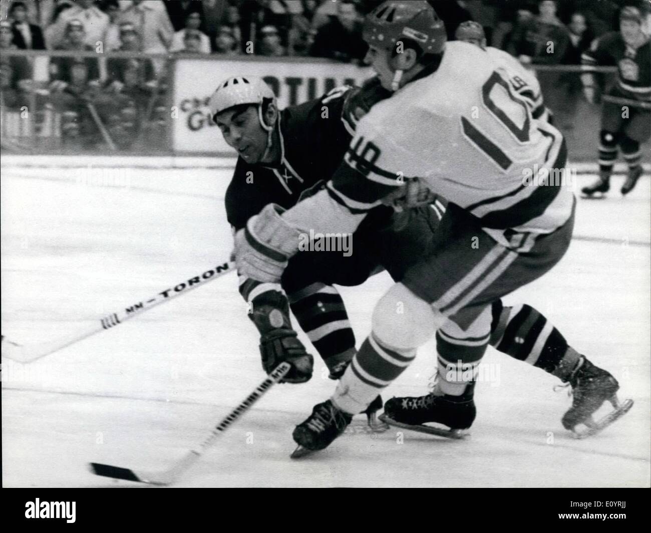 Apr. 04, 1971 - Cecoslovacchia ne inseguirà Unione Sovietica: sebbene il Soviet di Hockey è ancora nella derivazione del Mondo di Hockey su ghiaccio Foto Stock
